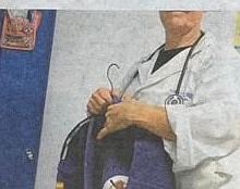 Clase de defensa personal impartida a personal sanitario en un centro de salud de Leganés